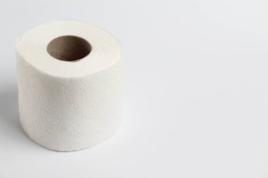 Arka planda tuvalet kağıdı rulosu