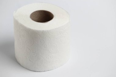 Arka planda tuvalet kağıdı rulosu