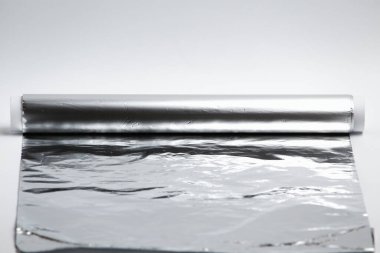 Hafif arkaplanda pişirmek için alüminyum folyo