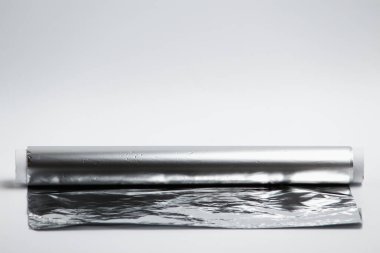 Hafif arkaplanda pişirmek için alüminyum folyo