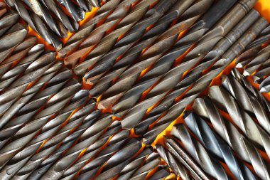 Atölyede, arka planda birçok eski talim