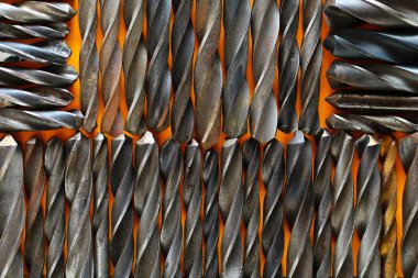 Atölyede, arka planda birçok eski talim