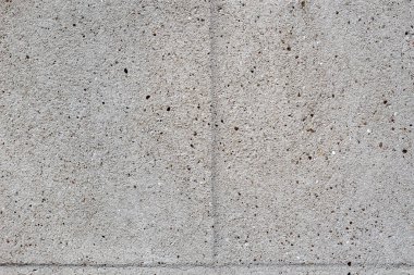 Beton duvar, tuğlaları taklit ediyor. Metin için alanı olan iki bölüm.