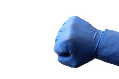 Beyaz arka planda bir yumruğa sıkışmış tıbbi bir eldiven verin..