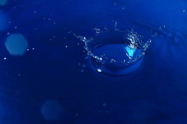 Soyut tonlu mavi arkaplan, su sıçramaları, duvar kağıdı boş, metin veya harfler için alt tabaka, dizayn için şablon