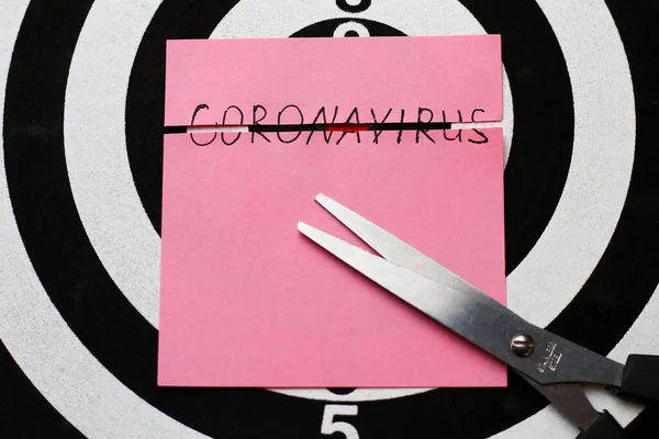 Напис Наклейці Coronavirus Розрізали Навпіл Тлі Цілі Стрільби — стокове фото