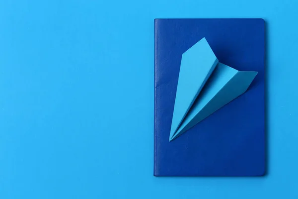 Papírból Útlevélből Kék Alapon Készült Repülőgép Nyomtatási Hellyel Felirat Vagy — Stock Fotó