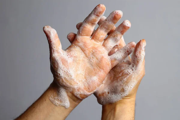 Чоловічі Мильні Руки Світло Сірому Фоні Ванної Кімнати Концепція Гігієни — стокове фото