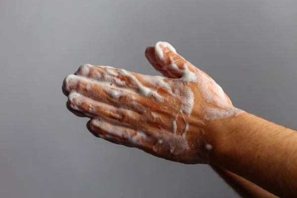 Чоловічі Мильні Руки Світло Сірому Фоні Ванної Кімнати Концепція Гігієни — стокове фото