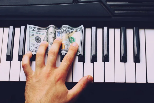Dólares Teclas Piano Mano Músico Fondo Tonificado —  Fotos de Stock