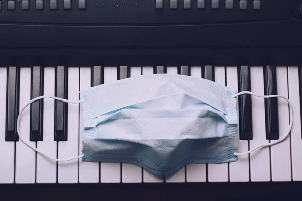 ピアノの鍵 トーン付きの医療用マスク — ストック写真