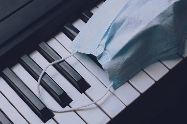 ピアノの鍵 トーン付きの医療用マスク — ストック写真