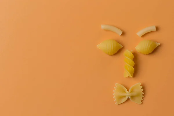 Smiley Gesicht Aus Pasta Auf Orangefarbenem Hintergrund — Stockfoto
