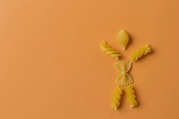 Nudelmetapher Form Eines Mannes Auf Orangefarbenem Hintergrund — Stockfoto