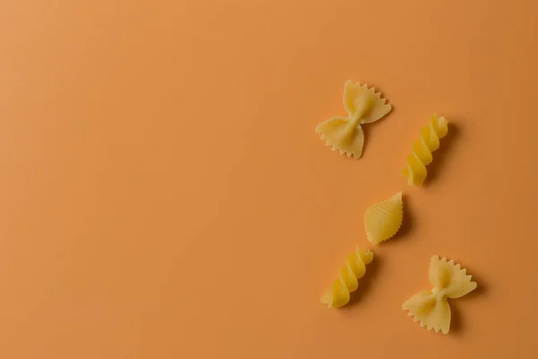 Aus Nudeln Auf Orangefarbenem Hintergrund Das Konzept Des Richtigen Verhältnisses — Stockfoto