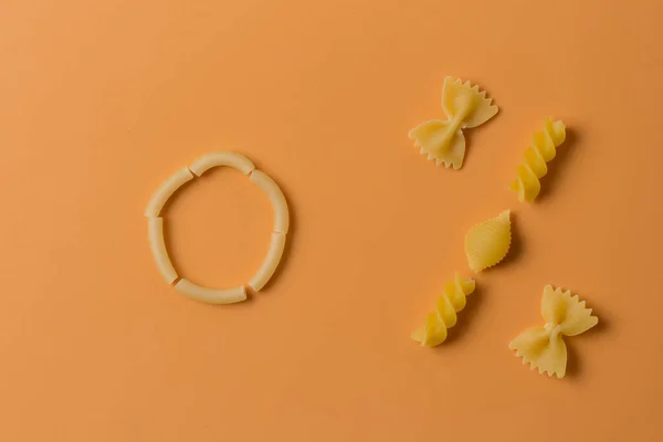 Text Geschrieben Von Pasta Auf Orangefarbenem Hintergrund Das Konzept Der — Stockfoto