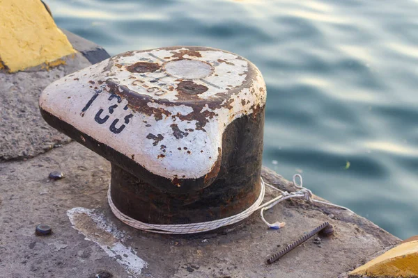 Poste Amarre Biteng Bitt Muelle Contra Fondo Del Mar Atardecer —  Fotos de Stock