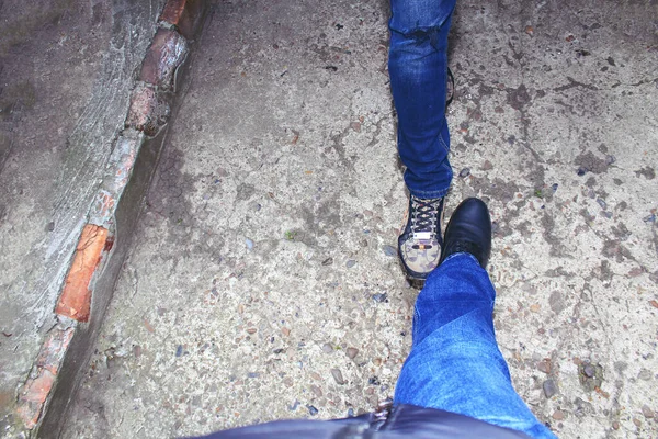 코로나 바이러스 유행의 맥락에 사람들은 신발을 만져서 인사하기 했습니다 에서요 — 스톡 사진