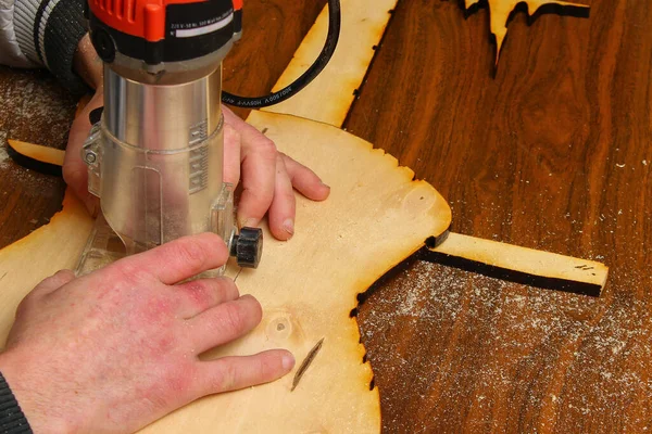 手粉砕による木材粉砕のプロセス 木を彫る珍しい趣味 トーンの背景 — ストック写真