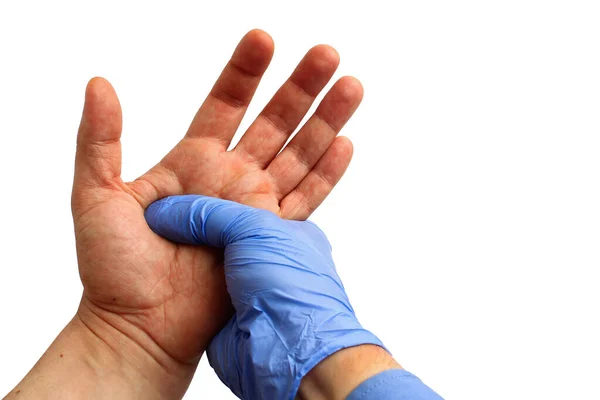 Рука Лікаря Медичній Рукавичці Тримає Руку Пацієнта Білому Тлі Ізольованому — стокове фото