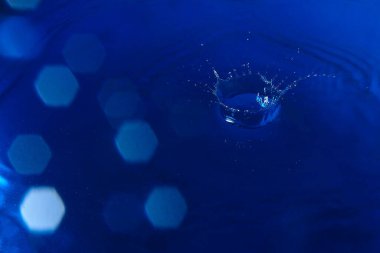 Soyut tonlu mavi arkaplan, su sıçramaları, duvar kağıdı boş, metin veya harfler için alt tabaka, dizayn için şablon