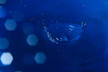 Soyut tonlu mavi arkaplan, su sıçramaları, duvar kağıdı boş, metin veya harfler için alt tabaka, dizayn için şablon