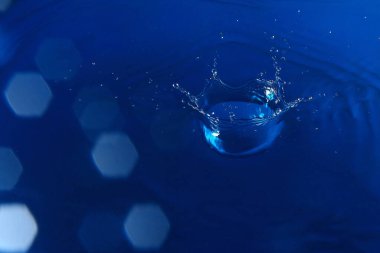 Soyut tonlu mavi arkaplan, su sıçramaları, duvar kağıdı boş, metin veya harfler için alt tabaka, dizayn için şablon