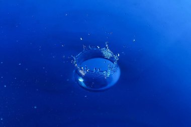 Soyut tonlu mavi arkaplan, su sıçramaları, duvar kağıdı boş, metin veya harfler için alt tabaka, dizayn için şablon