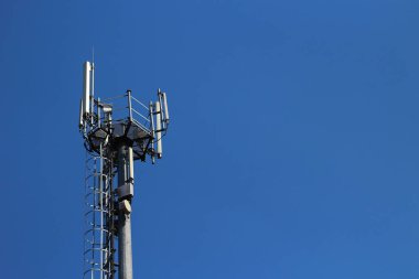 Yazı veya metin için alanı olan 5G kulesi, arkaplan