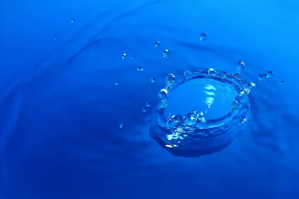 Abstrato Fundo Azul Tonificado Com Salpicos Água Papel Parede Branco — Fotografia de Stock