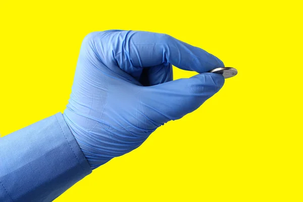Металева Монета Руках Лікарів Медичній Рукавичці Жовтому Тлі — стокове фото