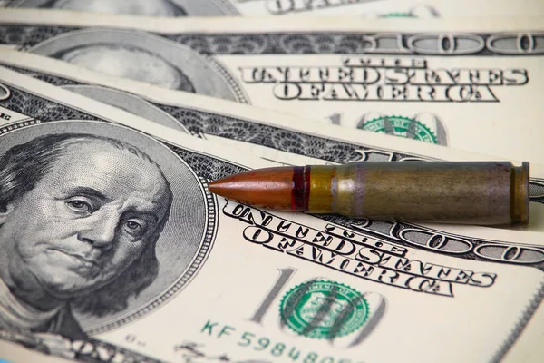 Askeri mermi Amerikan dolarlarının arka planında yatıyor.