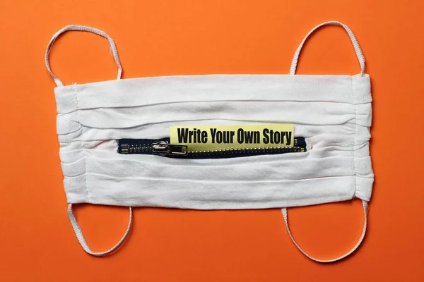 白色的医疗面具 带拉链的橙色背景 贴纸或标题 写下你自己的故事 — 图库照片