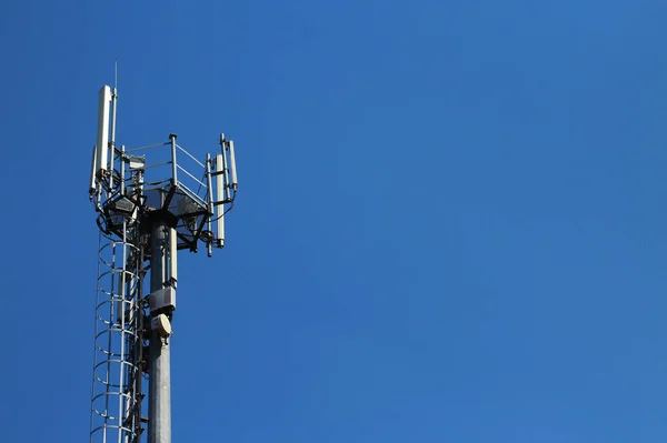 Yazı veya metin için alanı olan 5G kulesi, arkaplan