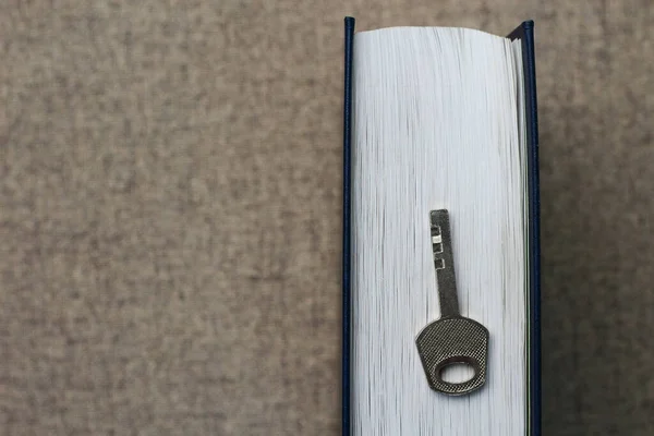 Классический Ключ Фоне Книги Символ Открытия Знаний — стоковое фото