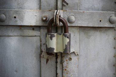 Gizlilik, gizlilik ve güvenlik sembolü olarak asma kilit
