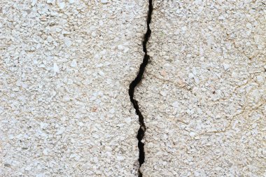 Evin duvarında büyük bir çatlak, sembolik olarak soyut bir arka plan.