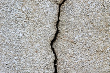 Evin duvarında geniş bir çatlak var.