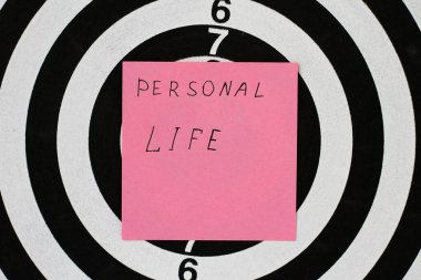 Çıkartma: Atış için hedefin merkezinde özel hayat.