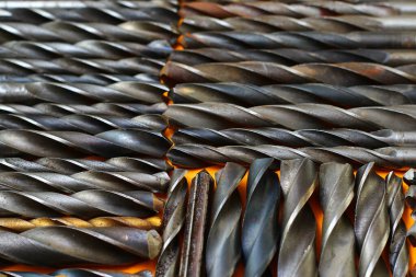 Atölyede, arka planda birçok eski talim