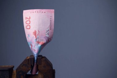 Ukrayna ulusal parası - UAH Hryvnia mengeneye sıkıştırıldı