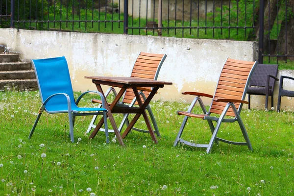 Lege Banken Niemand Een Stedelijke Omgeving Met Kopieerruimte — Stockfoto