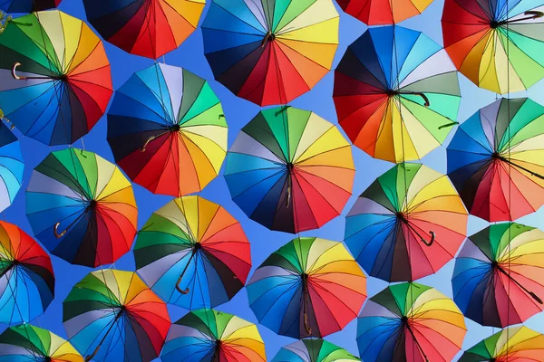 Bellissimi Ombrelli Multicolori Luminosi Simbolo Dello Sfondo Turistico Estivo — Foto Stock