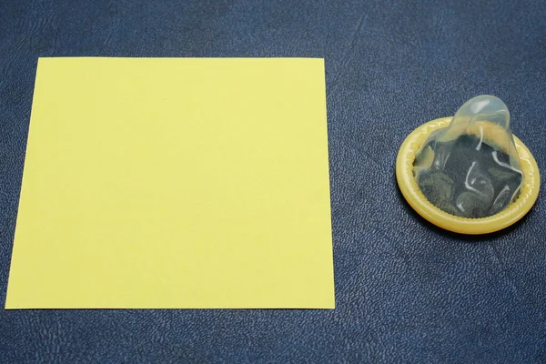 Preservativo Desembalado Adesivo Branco Com Lugar Para Uma Inscrição Texto — Fotografia de Stock