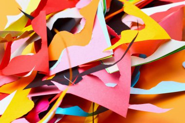 Kesik renkli kağıt parçaları, yaratıcı soyut arkaplan