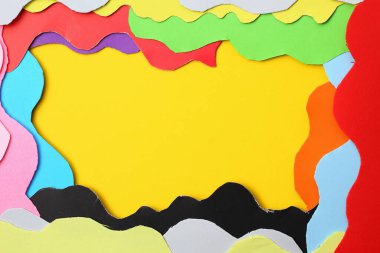 Renkli kağıt ve arkaplan eğrileri ile çevrili metin için soyut çerçeve ve boşluk