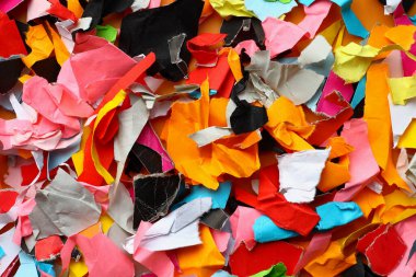 Çok renkli küçük kağıt parçaları, parlak renkli arkaplan