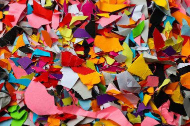 Çok renkli küçük kağıt parçaları, parlak renkli arkaplan