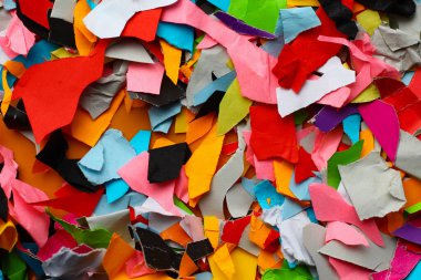Çok renkli küçük kağıt parçaları, parlak renkli arkaplan