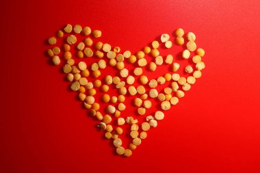 Kalp şeklinde bezelyeler, soyut sembolik yaratıcı arka plan